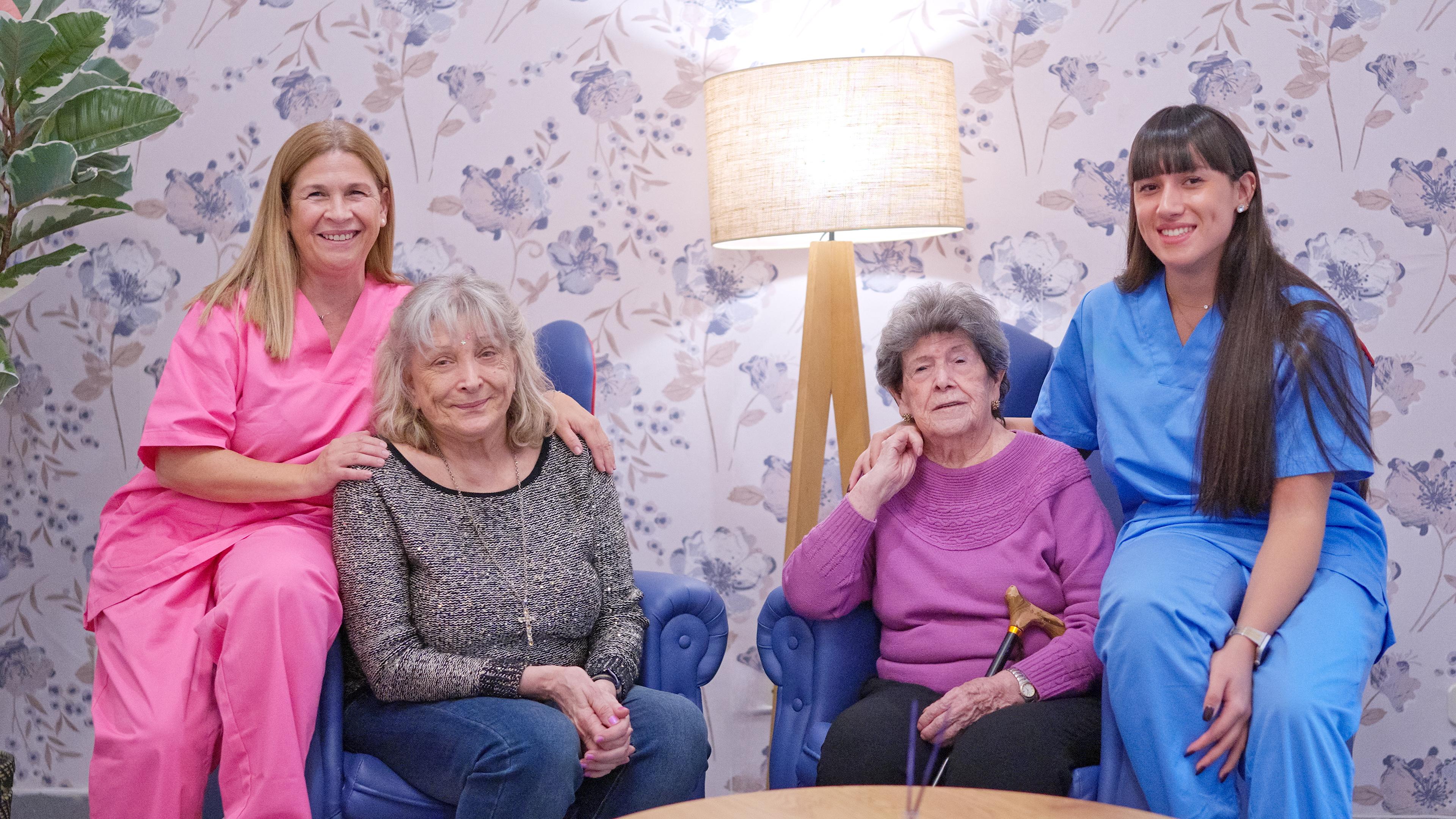 Equipe de cuidadores com residentes