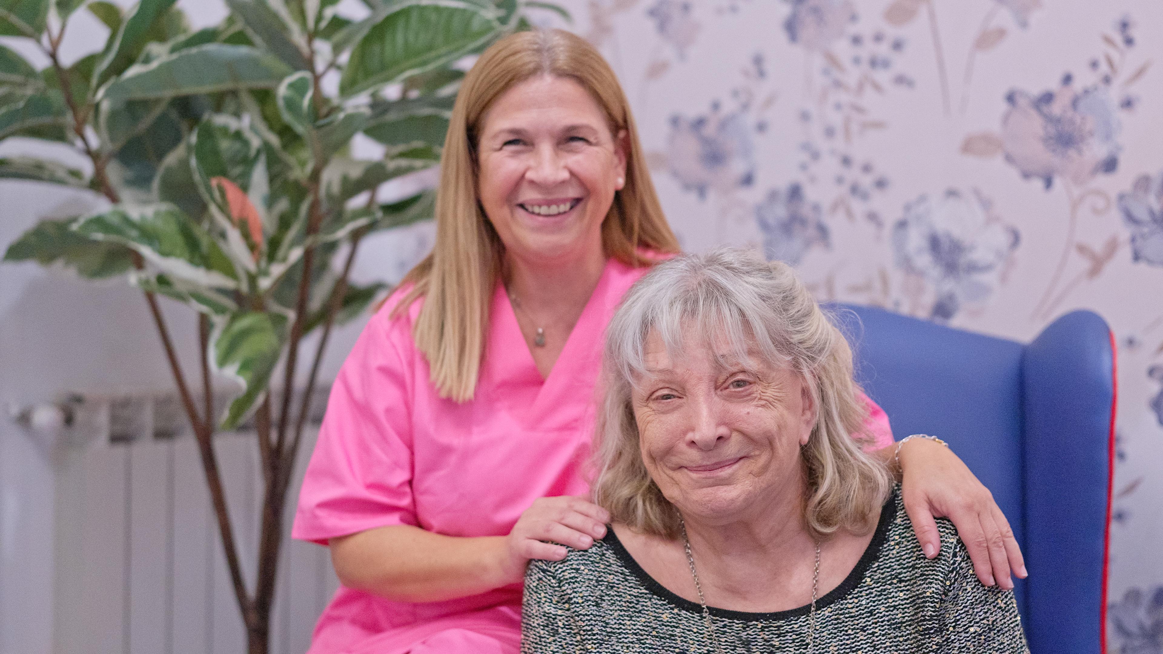 Cuidadora com residente